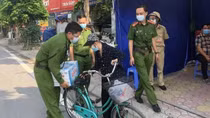 Bà cụ đạp xe chở nước ủng hộ cán bộ, chiến sỹ ở chốt kiểm soát phòng, chống dịch