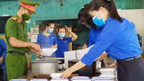 Công an phối hợp nấu cơm hỗ trợ người dân cách ly
