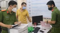 Bắt tạm giam cán bộ phường "thu phí" người ngoài vào tiêm vaccine