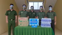 Tranh thủ ngày nghỉ làm kính chắn giọt bắn tặng tuyến đầu chống dịch