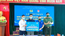 Trao quà cho đoàn viên thanh niên Công an trực tiếp sản xuất hàng hóa hỗ trợ phòng, chống dịch