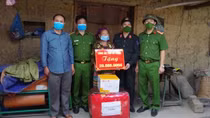 Trao tiền hỗ trợ hộ nghèo xóa nhà tạm tại huyện Mèo Vạc