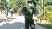 Công an huyện tích cực hỗ trợ người dân khu phong tỏa do COVID-19