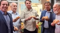 Tổng thống Brazil ăn pizza ở vỉa hè vì chưa tiêm vaccine