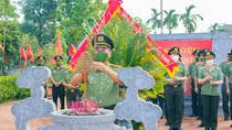 Đoàn công tác Bộ Công an dâng hương tưởng niệm đồng chí Lê Đức Thọ