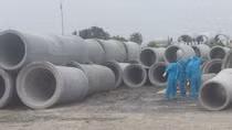 Thi thể nam giới đang phân hủy trong ống cống