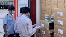 Thông quan lô hàng hơn 22.000 lon sữa viện trợ từ Úc