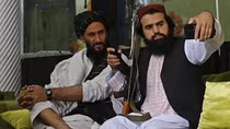 Binh sĩ Taliban bị chấn chỉnh vì ham chơi, mải selfie