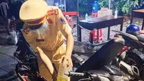 Sẻ bình xăng cho dân, đưa người bị nạn đi cấp cứu