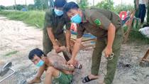 Ngáo đá cầm dao gây rối tại chốt kiểm soát dịch