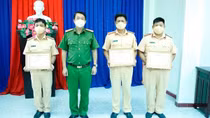 Khen thưởng 2 CSGT cứu giúp cháu bé bị bỏng nặng trong đêm