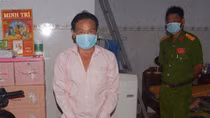 Cắt ống quần của nữ chủ nhà, trùm kín mặt để cướp