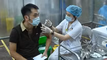 Gần 98% dân số trên 18 tuổi của Việt Nam đã tiêm vaccine mũi 1 phòng COVID-19