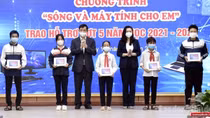 Hà Nội tặng 6.914 thiết bị học tập trực tuyến cho học sinh nghèo