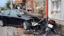 Ô tô húc văng hàng loạt xe máy, nhiều người bị thương