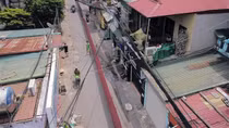 Ngõ nhỏ ở Hà Nội lập rào chắn cứng ngăn đôi để chống dịch