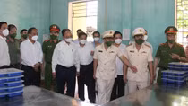 Chủ tịch nước Nguyễn Xuân Phúc kiểm tra công tác đặc xá tại Trại giam Ngọc Lý