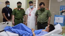 Giám đốc Công an TP Hà Nội thăm cán bộ Công an bị thương trong khi làm nhiệm vụ phòng chống dịch