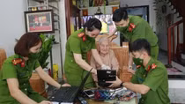 Đến tận nhà làm căn cước công dân cho 2 mẹ Việt Nam Anh hùng
