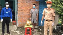 Thượng úy CSGT vận động tặng quà cho người dân khu cách ly