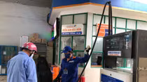 Giá dầu giảm, xăng giữ nguyên