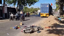 Va chạm với xe đầu kéo, 2 người thương vong