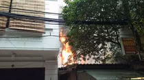 Dập tắt đám cháy tại ngôi nhà 5 tầng trong khu đông dân cư