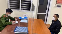 "Tạo dáng" chụp ảnh ven sông Hồng, bị dọa dẫm và thu "lệ phí"