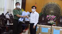 Công an TP Hồ Chí Minh tặng máy trợ thở và thiết bị y tế cho tỉnh Long An