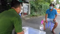 Trốn ra khỏi khu phong tỏa để... mua rượu bia, thuốc lá