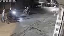 Truy tìm 4 thanh niên cướp xe máy của nữ lao công gom rác đêm