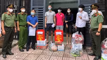 Nhiều hoạt động hỗ trợ người nước ngoài vượt qua đại dịch