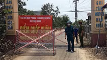 Hai tình nguyện viên trực chốt kiểm soát dịch mắc COVID-19