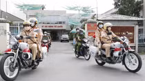 Xe du lịch vận chuyển thuốc lá lậu đi bán kiếm lời