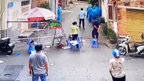 Khống chế đối tượng mắc COVID-19, hành hạ cha mẹ rồi leo lên mái nhà cố thủ