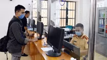 Cục CSGT hướng dẫn người dân đăng ký ô tô không cần chen chúc, chờ đợi