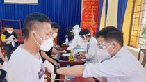 Người Trung Quốc làm việc ở Bình Phước vui mừng khi được tiêm vaccine phòng COVID-19