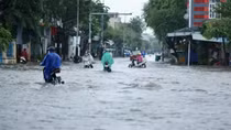 Miền Trung mưa tầm tã