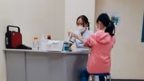 Không có chuyện nữ sinh lớp 7 tiêm cùng lúc 2 mũi Pfizer