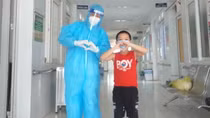 Nữ điều dưỡng F0 xin ở lại khu điều trị làm “bảo mẫu” cho các em nhỏ