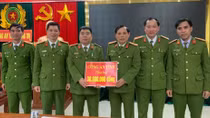 Khen thưởng lực lượng phá vụ án nhóm đối tượng đánh người trong đêm, gây tử vong