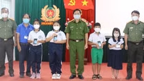 Công an Đồng Nai trao tặng máy tính bảng, điện thoại và quà Trung thu