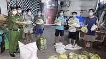 Công an phường chống dịch giữa "vùng đỏ"