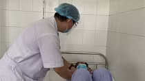 Người đàn ông bị nang giả tụy cực lớn được cứu sống