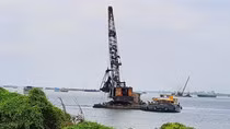 Phạt 4 người, tịch thu 2 phương tiện khai thác cát trái phép trên sông Hậu