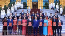 Chủ tịch nước Nguyễn Xuân Phúc trao quyết định phong hàm Đại sứ