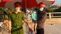 Trung úy Công an trực chốt cứu bé gái 3 tuổi bị nghẹt dây chun trong mũi