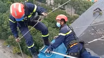 Chênh vênh treo mình trên độ cao 80m giải quyết sự cố sập hộp đèn