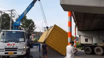 Xe đầu kéo cố qua gầm cầu vượt khiến container rơi xuống đường