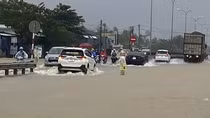 Lũ tràn qua QL1A, CSGT làm “cọc tiêu sống” hướng dẫn giao thông